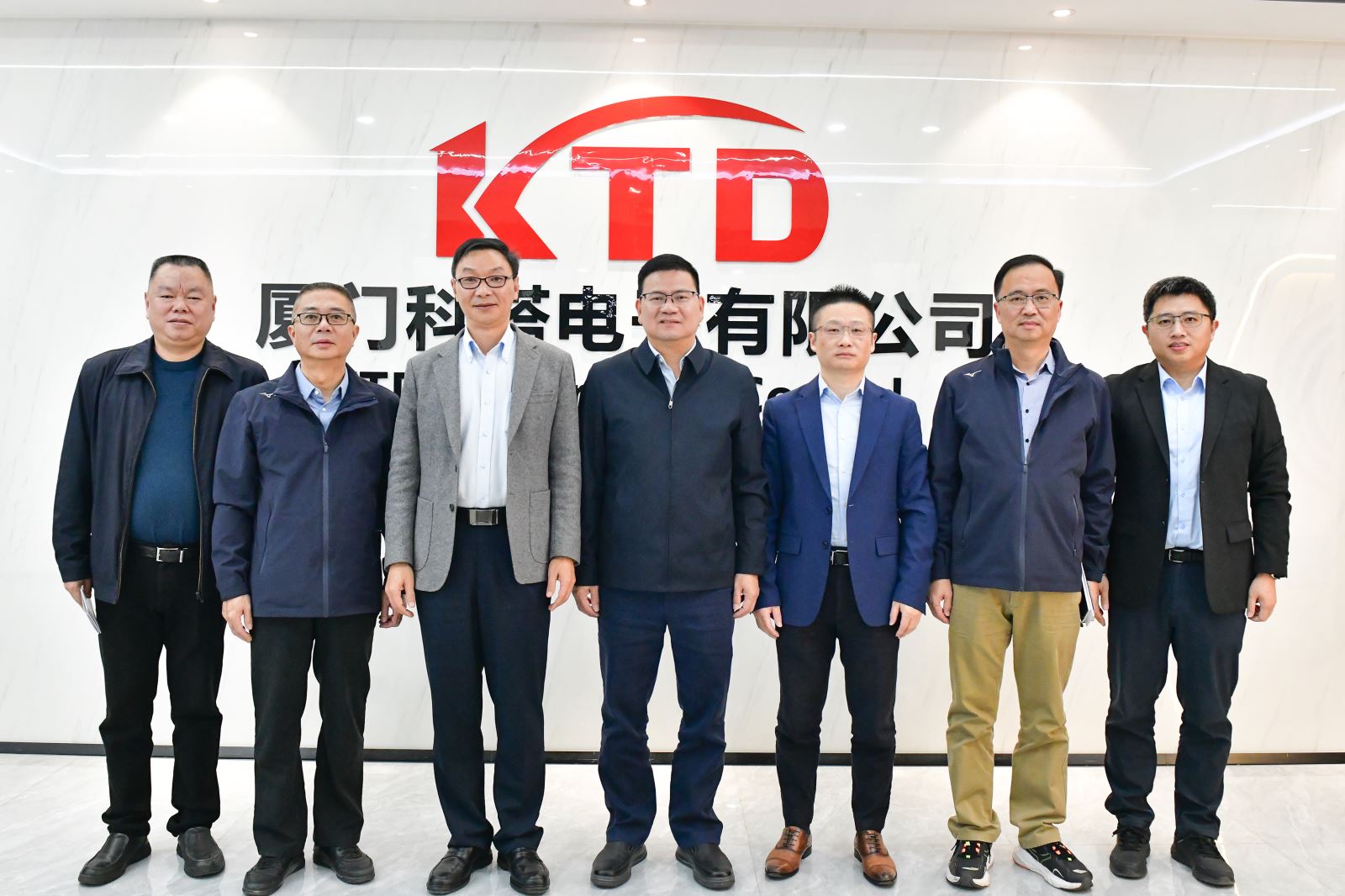 24_12_30配图1同安区区长周桂良一行莅临科塔电子前台合照